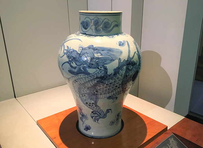  
A royal vase at the Victoria and Albert Museum allows visually impaired visitors to see it with their hands.
